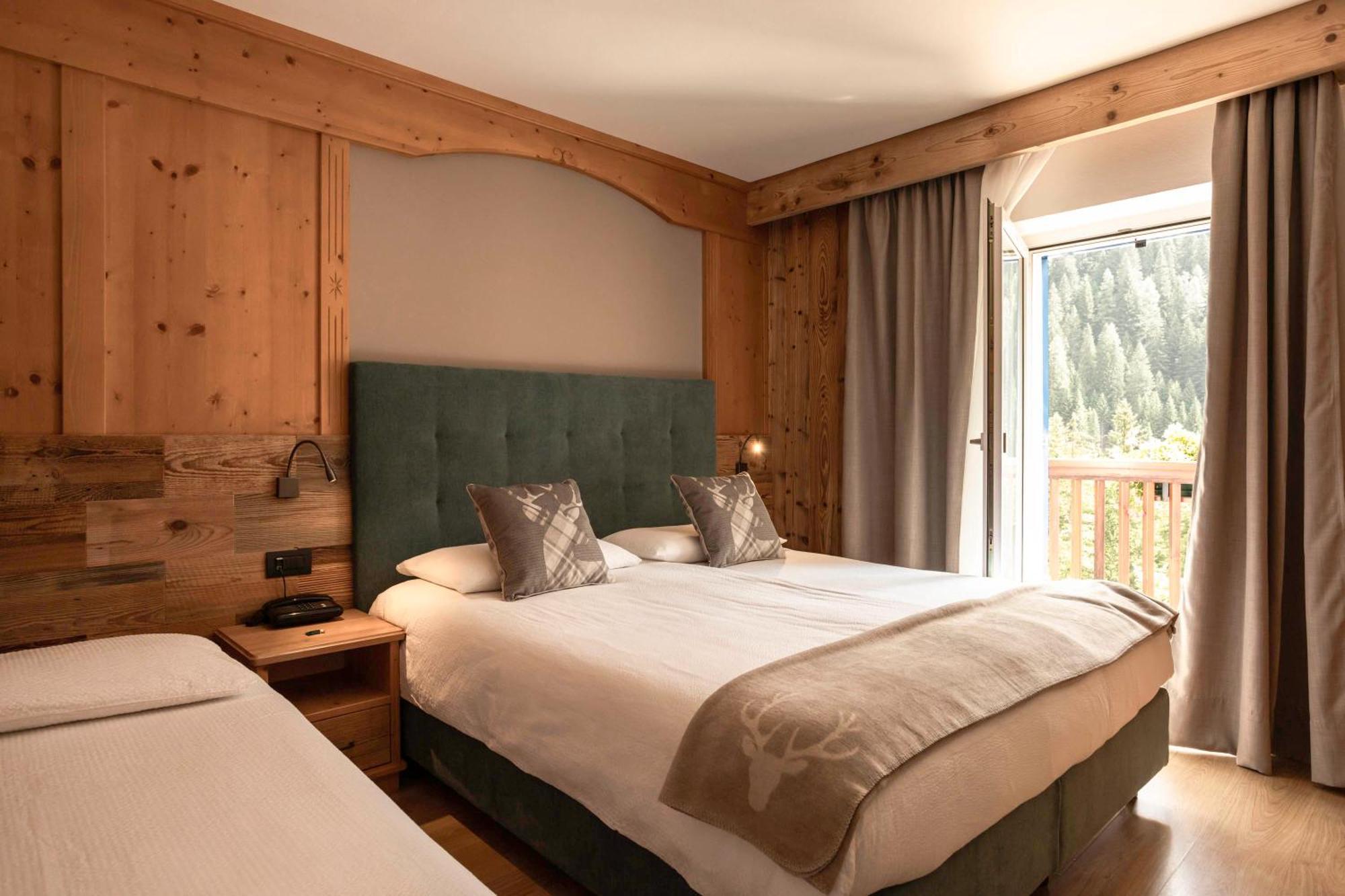 Großes Doppel-/Zweibettzimmer